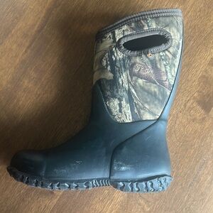 Bogs boys size 1 Camouflage Boots